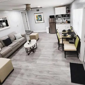 Apartment Cheerful Super + 2 Queen + Sofa Bed Minutes From The Airport!, Tampa